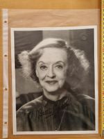 Bette Davis, Original Autogramm auf Grossfoto in s/w