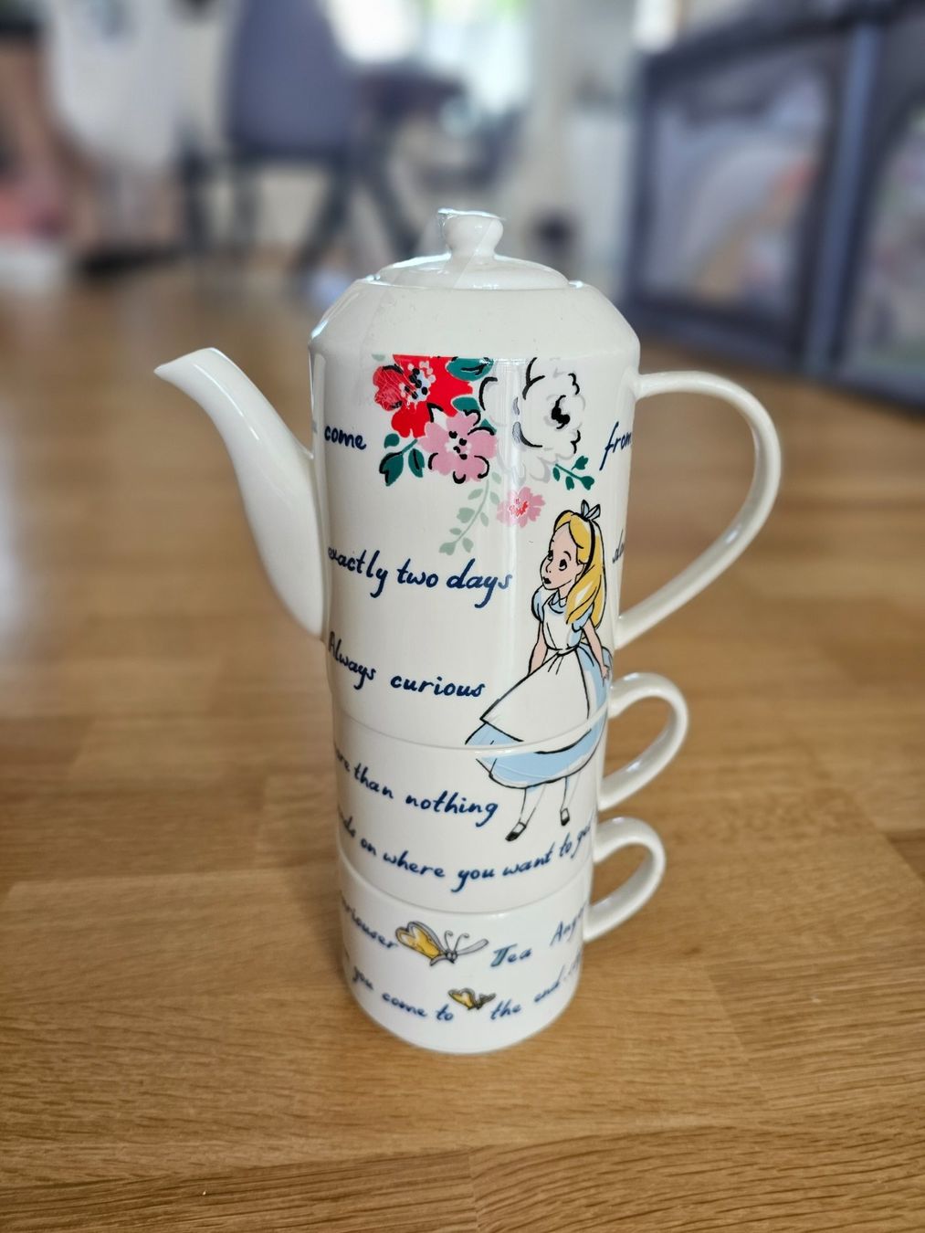 Disney Teiere: Wunderschönes Cath Kidston x Disney Teekanne Set "Alice" – Usato da Oberengstringen venduto da stuliv