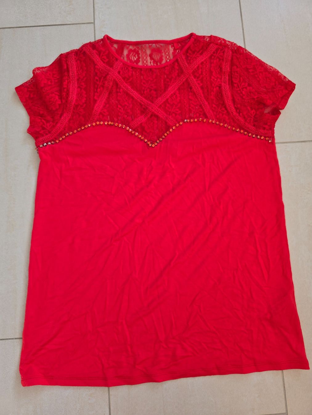 Guess T-shirt: Rotes Guess Shirt Gr. M – Usato da Steinhausen venduto da aengeli07