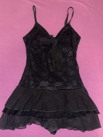 Schwarzes Spitzen Kleid mit Shorts. XS