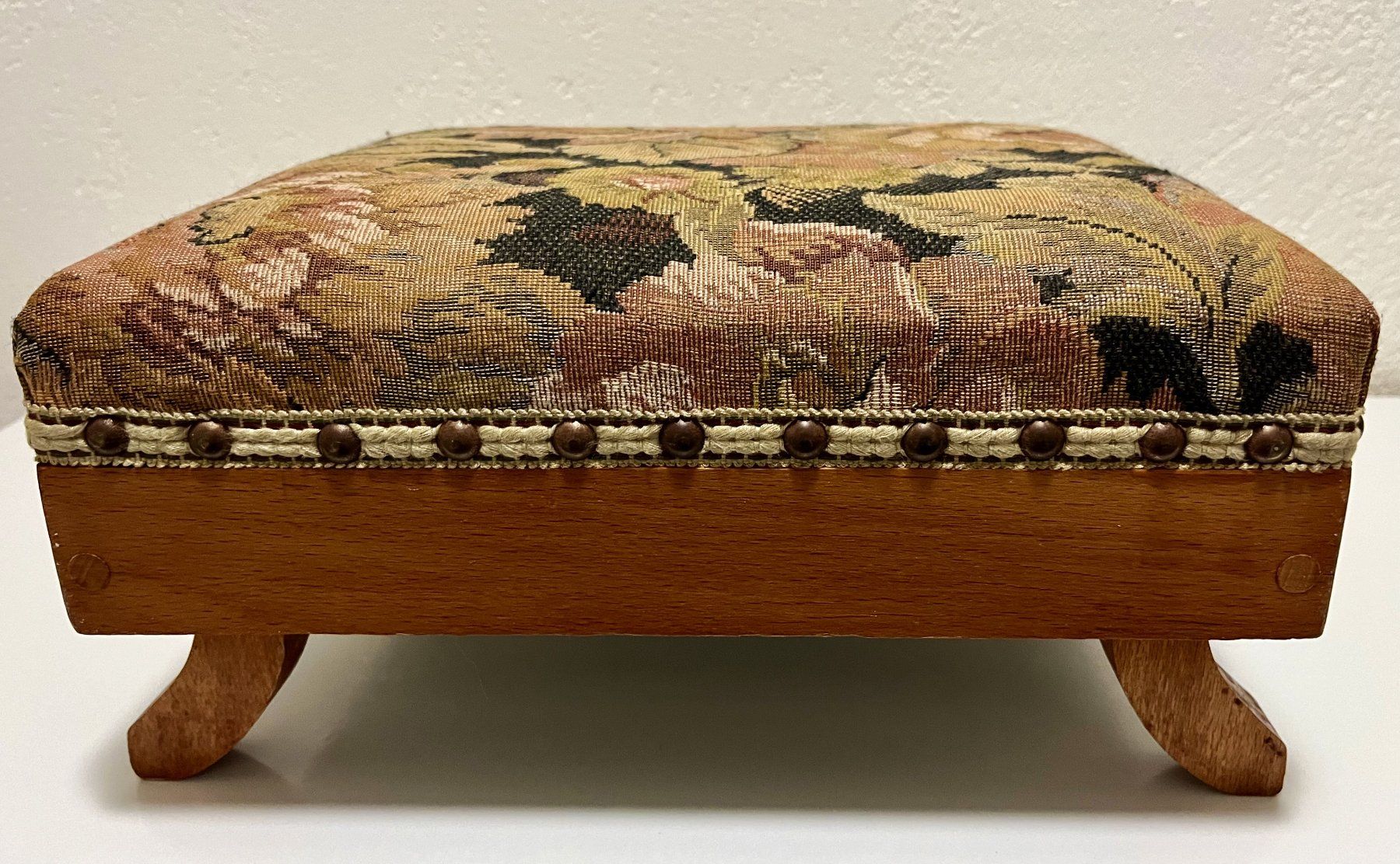 Sgabelli: Möbel Schemel Tabouret Tritthocker Holz braun Stoff Goblain – Usato da Wangen b. Olten venduto da Buntgemischt