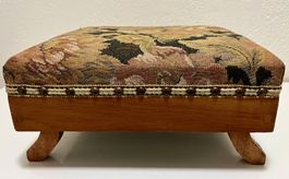 Möbel Schemel Tabouret Tritthocker Holz braun Stoff Goblain
