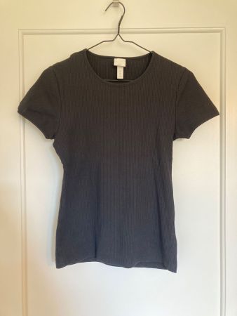 Schwarzes Shirt mit Ripp-Struktur
