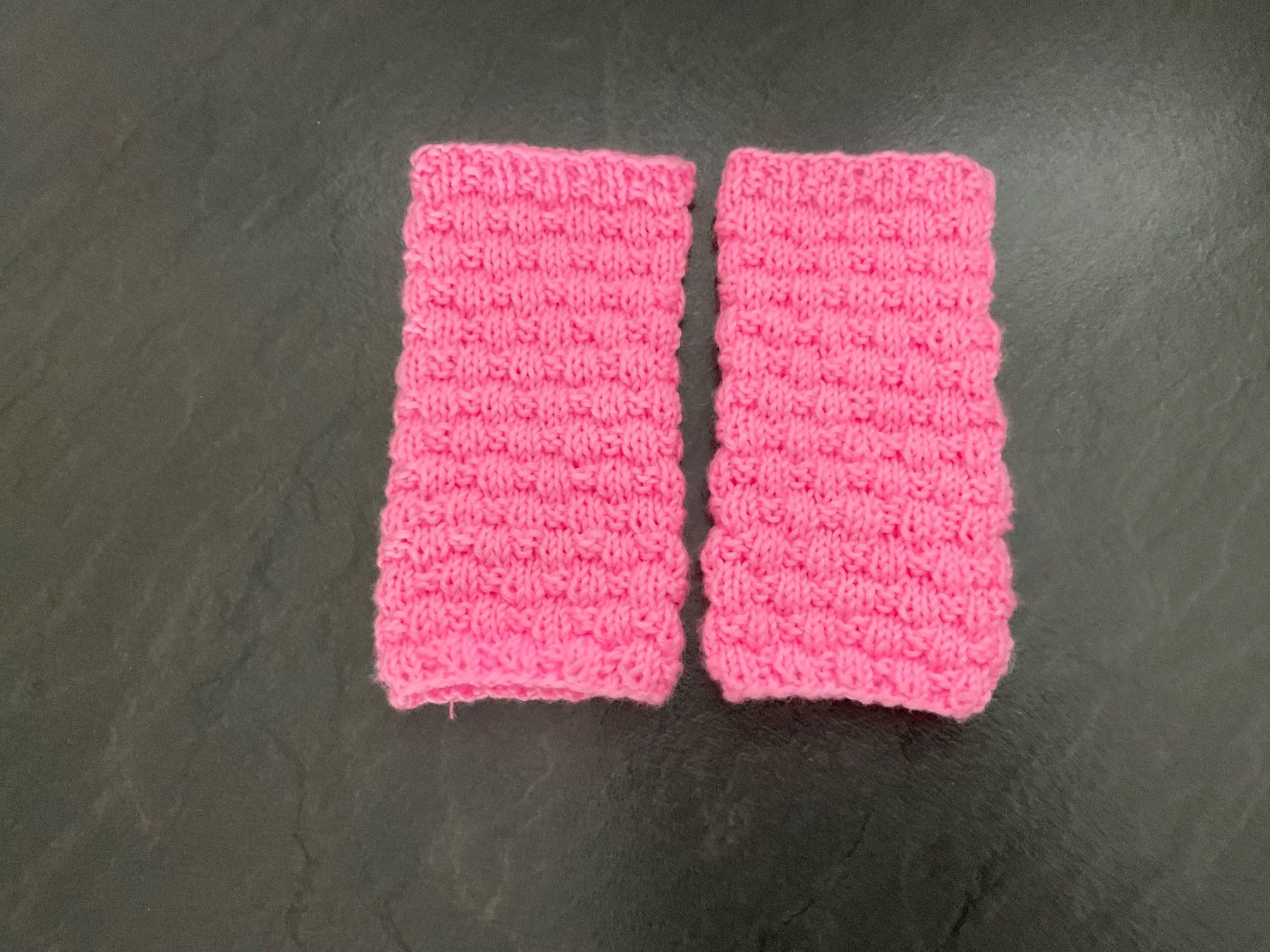 Guanti & manicotti: Handgestrickte Pulswärmer Amedisli Rosa – Nuovo (secondo la descrizione) da Wetzikon ZH venduto da FeeF
