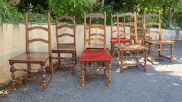 Ensemble de 8 chaises anciennes en bois massif, usagé