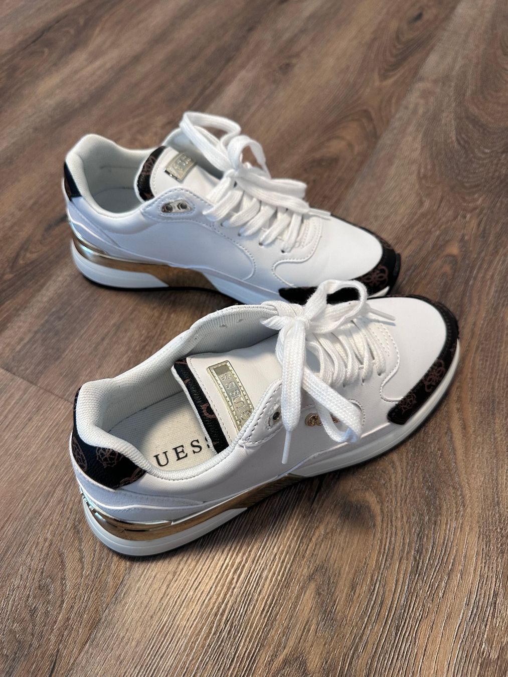 Guess Scarpe da donna: Guess Sneaker weiss – Usato da Dürrenäsch venduto da Rena7 4