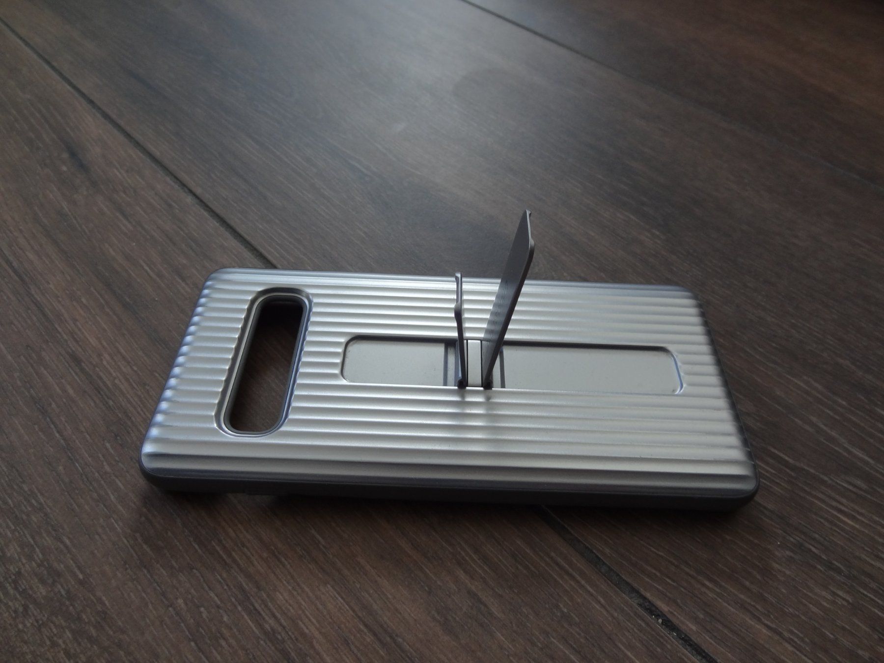 Samsung Covers & Schutzfolien: Coque Samsung Galaxy S10 argentée avec béquille – Gebraucht aus Satigny von salvatore73 2