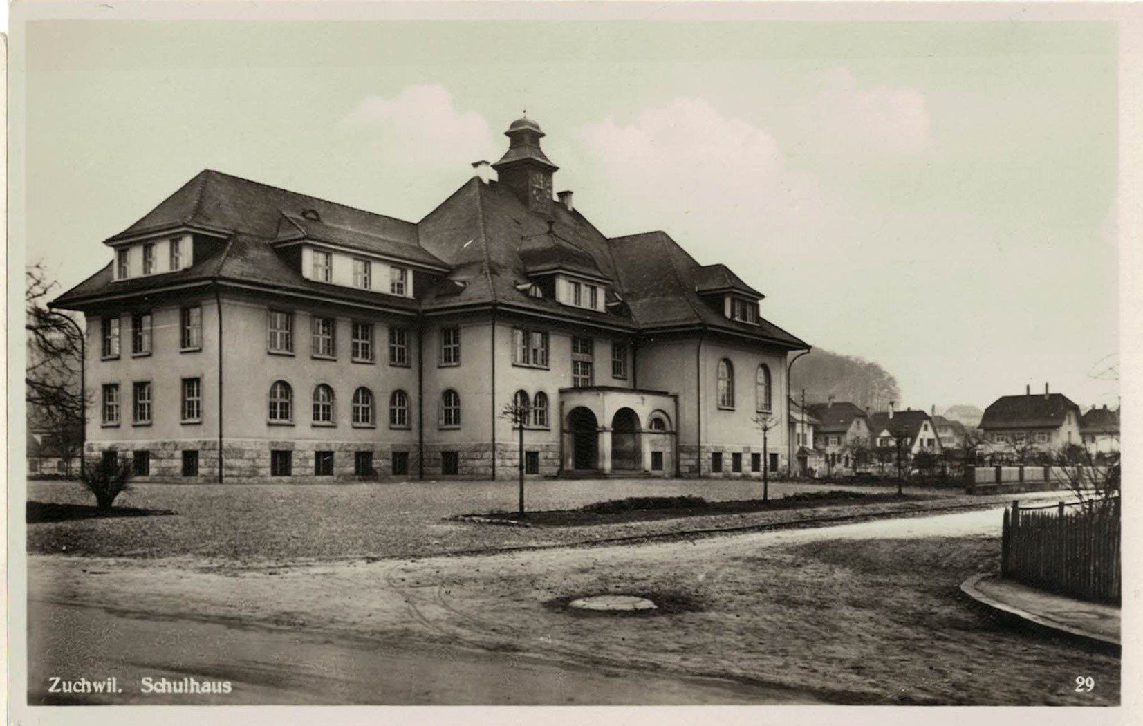 Cartoline postali: Zuchwil SO Schulhaus  Nr.29 , ca.1940 – Usato da Solothurn venduto da Bepposol