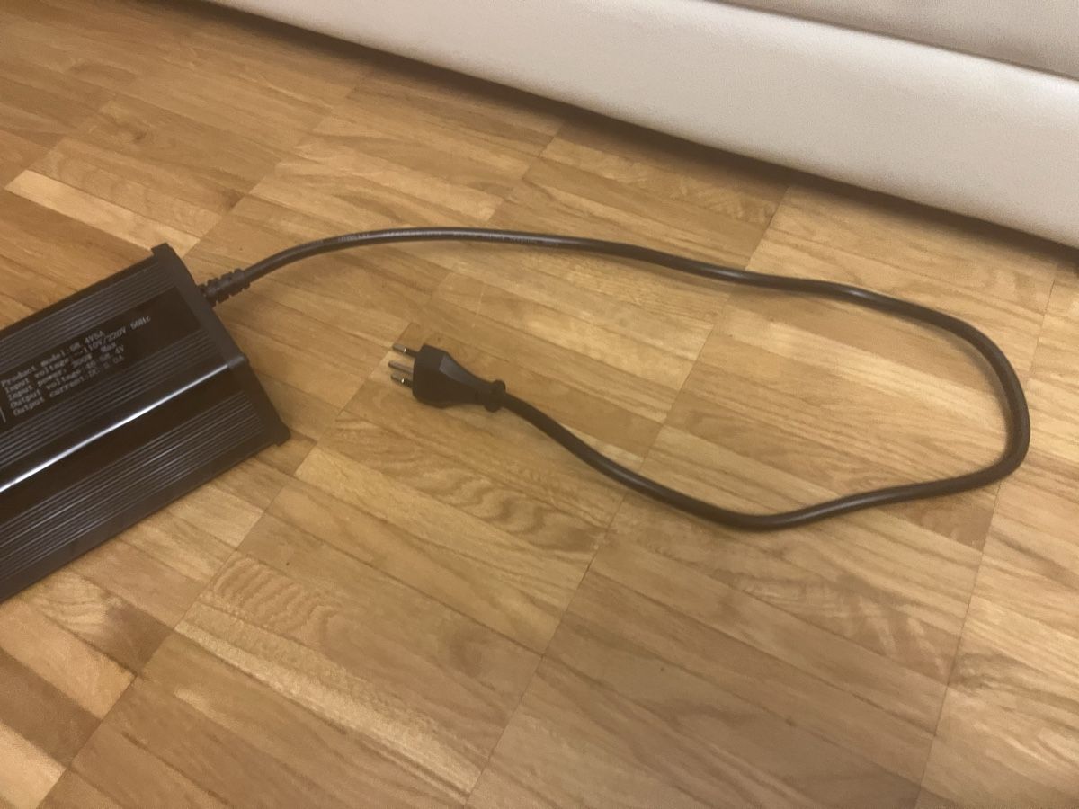 Caricabatterie: E- roller ladekabel – Usato da Bülach venduto da Virgenia 1