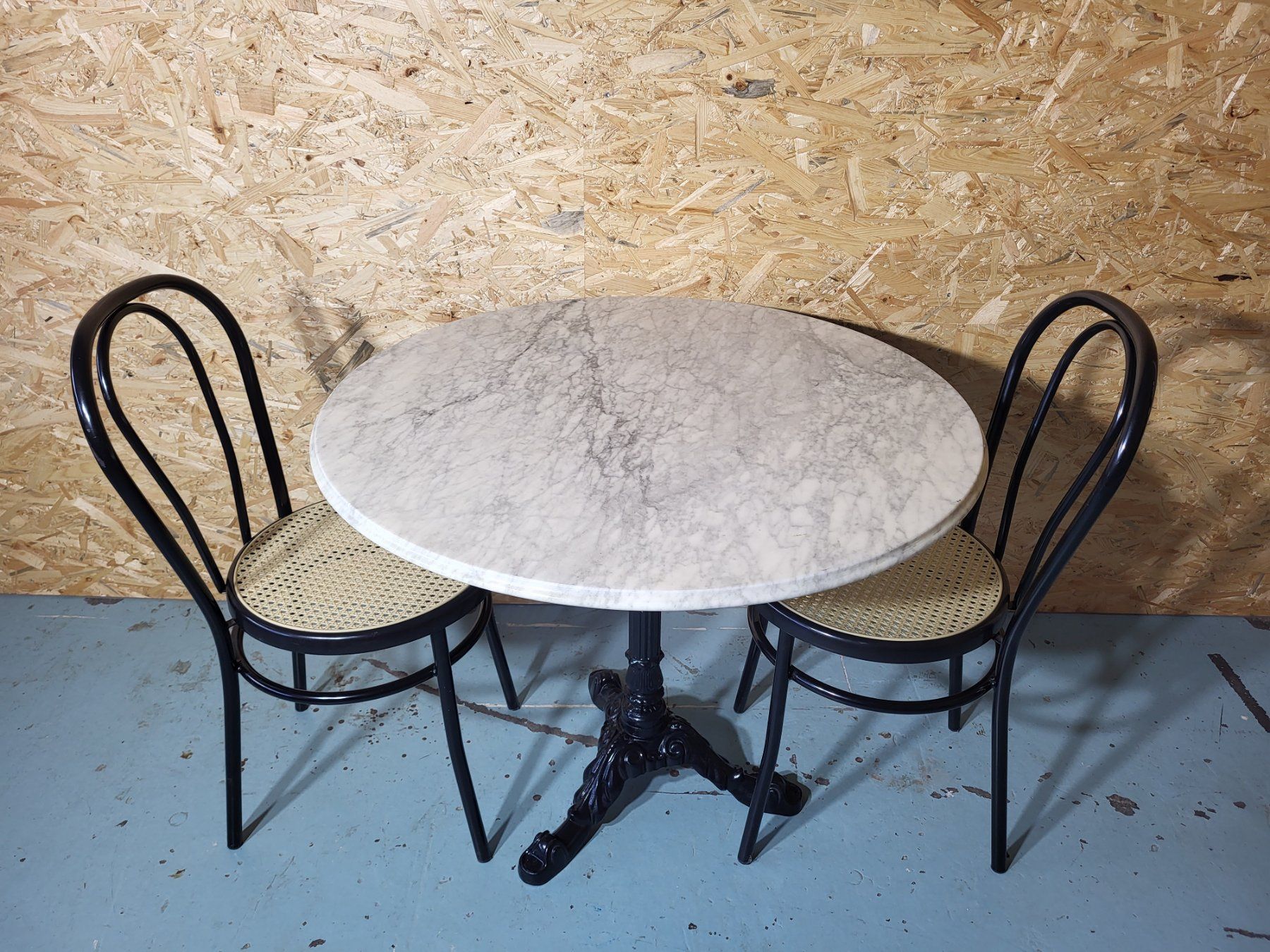 Set di tavolo e panche: Bistrotisch Marmor Ø 89 cm mit 2 Stühlen – Usato da Brügg BE venduto da POU-BELLE