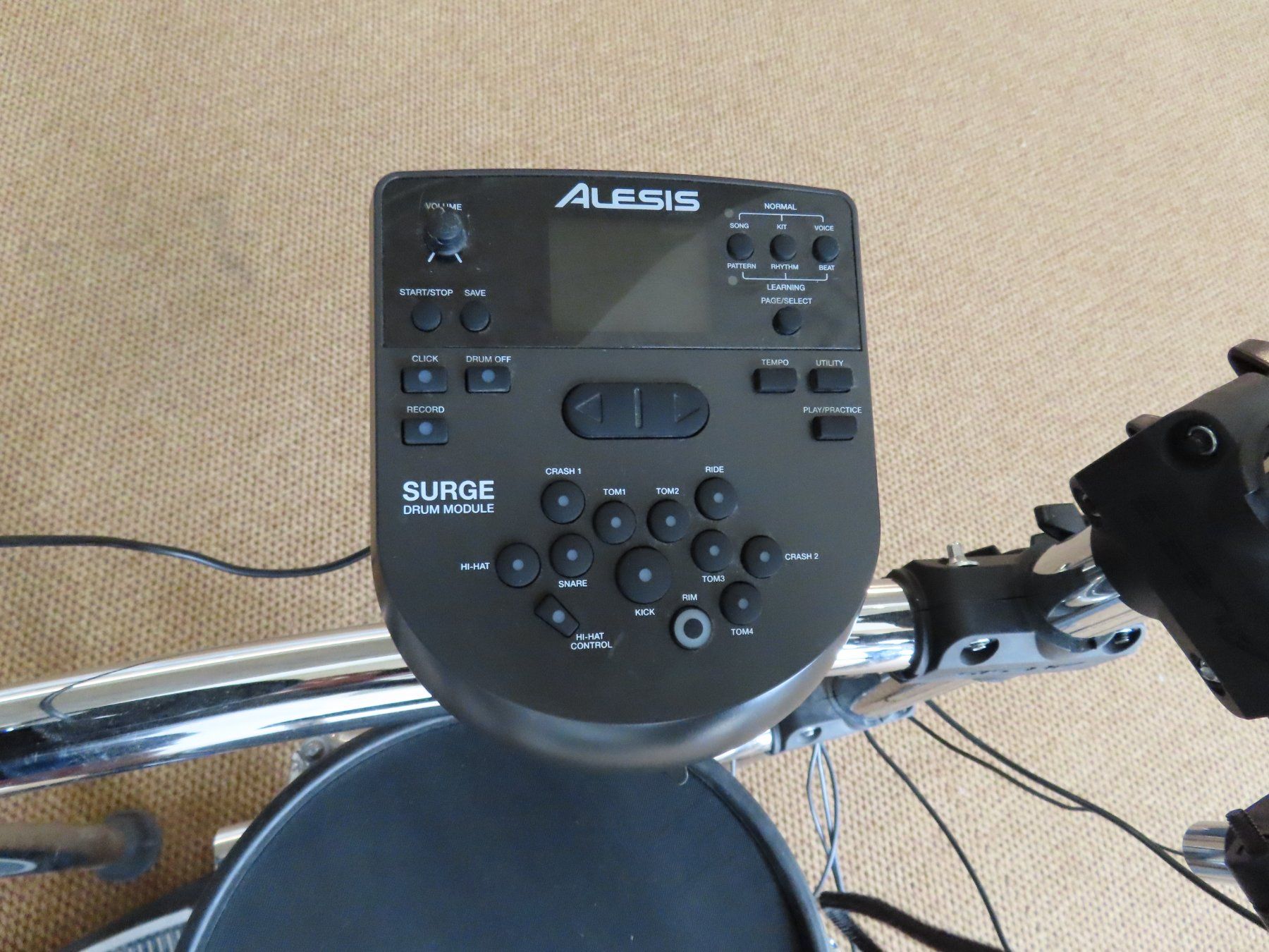 Alesis Strumenti musicali: Alesis Surge Mesh-E-Drum Kit – Usato da Reinach BL venduto da WBZ-Flohmarkt 6