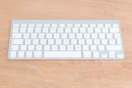 WIE NEU Apple Magic Keyboard Tastatur ES weiss A1314 kabelos