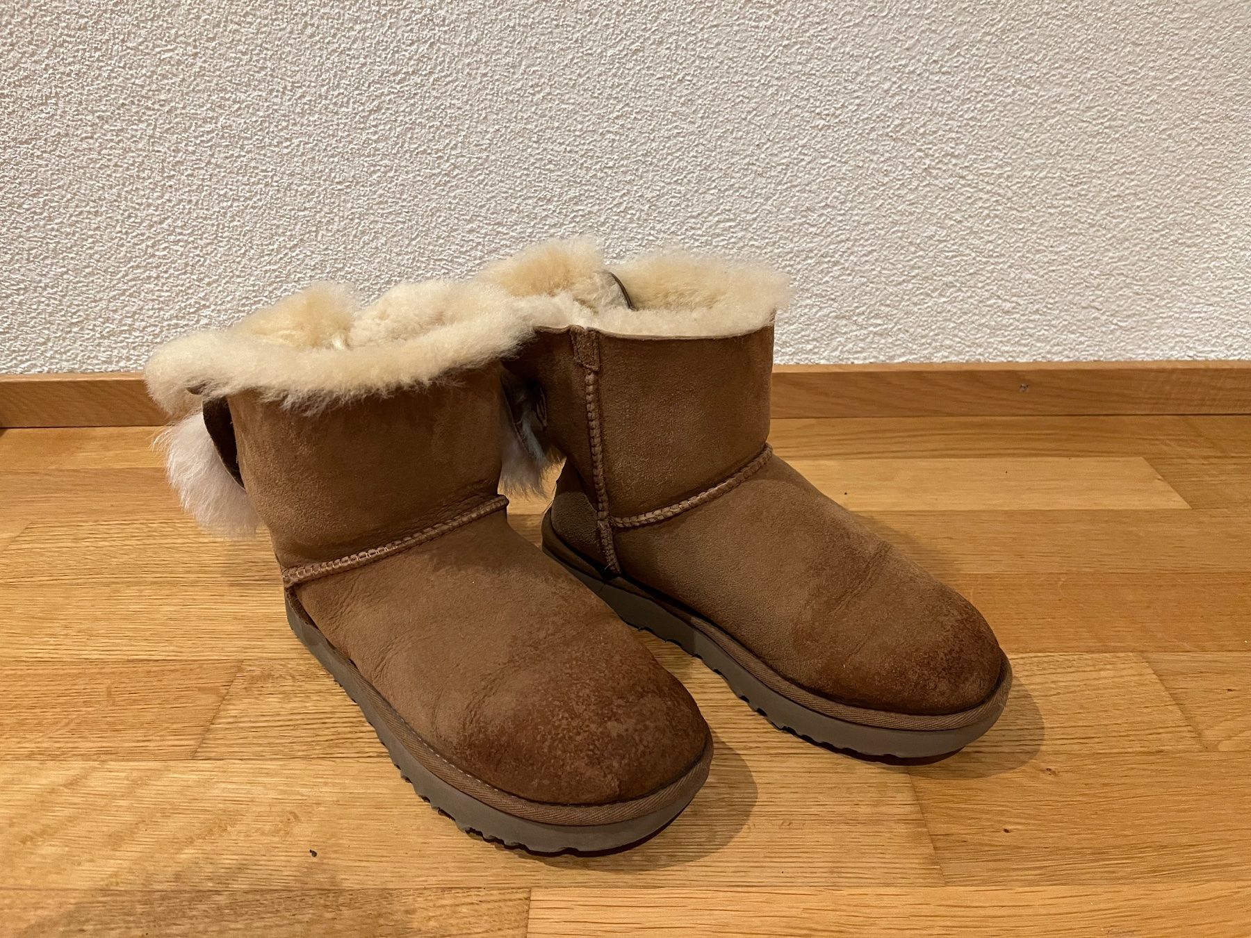Ugg Scarpe da donna: Ugg Boots Mini mit Bow camel-braun Gr38 – Usato da Wollerau venduto da bri_s9qv