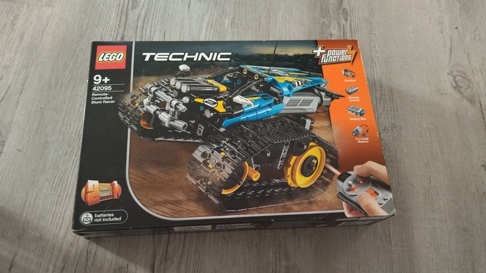 Lego 42095 Technik Remote Controlled Stunt Racer 1