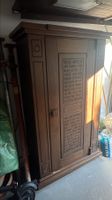 Antiker Holzschrank mit Vater Unser Gebet