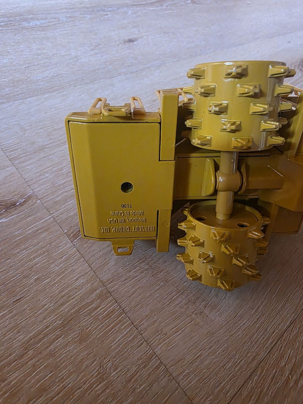 Caterpillar Kit di modellismo & Modellini statici: Caterpillar Raddozer 1/50 – Usato da Mosnang venduto da Fischli730 1