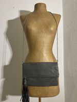 Sac à main gris élégant avec chaîne argentée, parfait!
