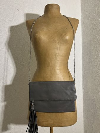 Sac à main gris élégant avec chaîne argentée, parfait!