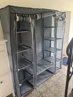 Praktisches graues Stoff Regal / Schrank