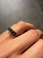 Bague en argent avec pierres noires - look tendance!