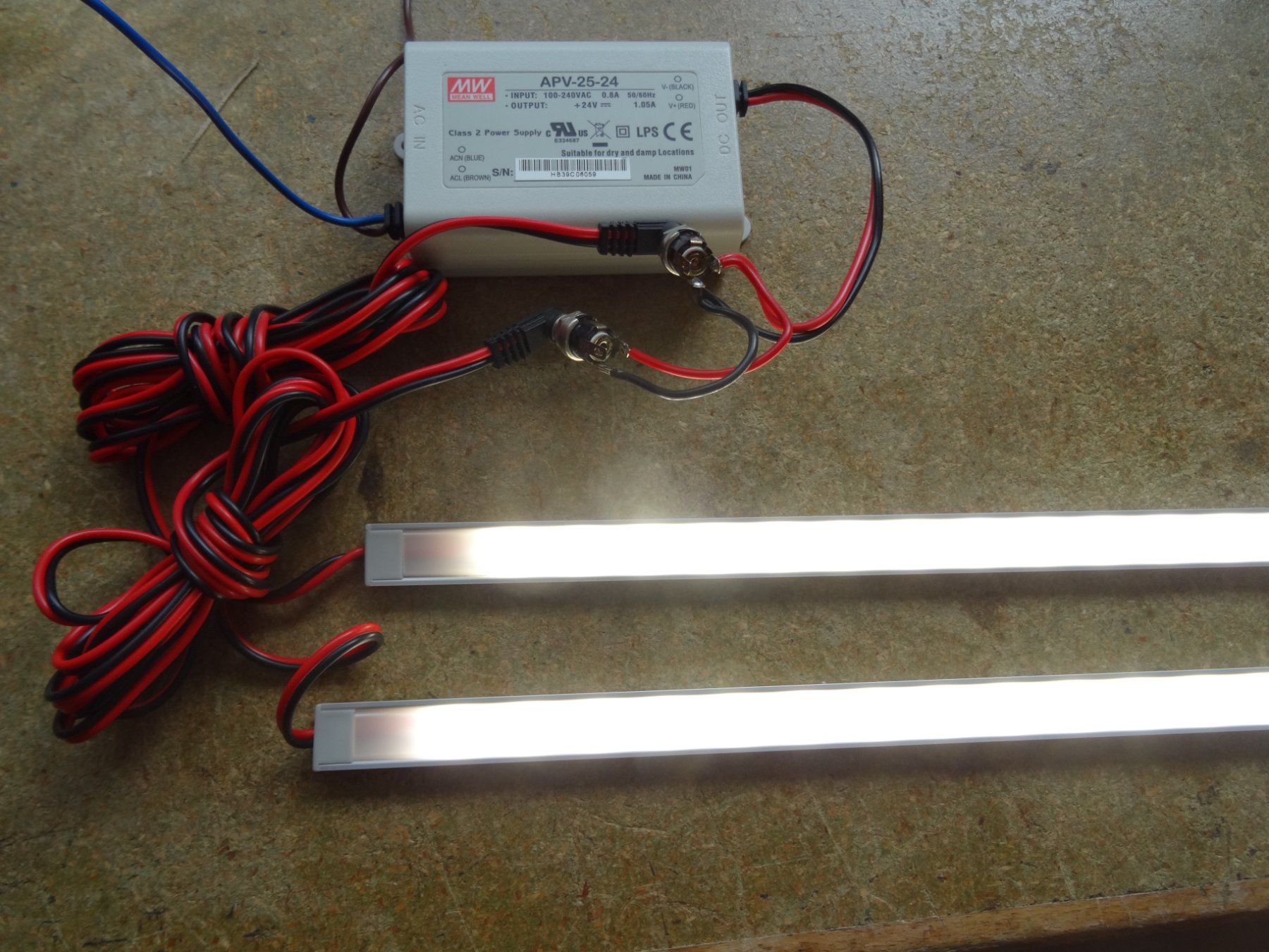 Lampen: 2 LED-Alu-Profile von je ca. 65 cm Länge – Gebraucht aus Lupfig von JUTA09