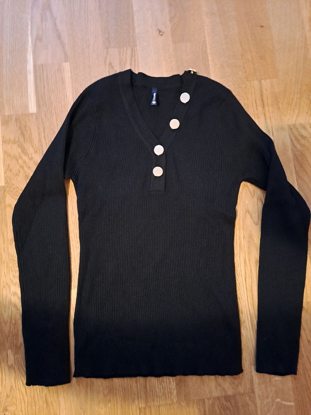 Pullover & Sweatshirts: Chicoree Damen Pullover, Grösse S, Schwarz mit Goldknöpfen – Neu (gemäss Beschreibung) aus Münchenbuchsee von Babsique