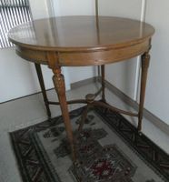 Runder Beistelltisch aus Holz auf Rädern