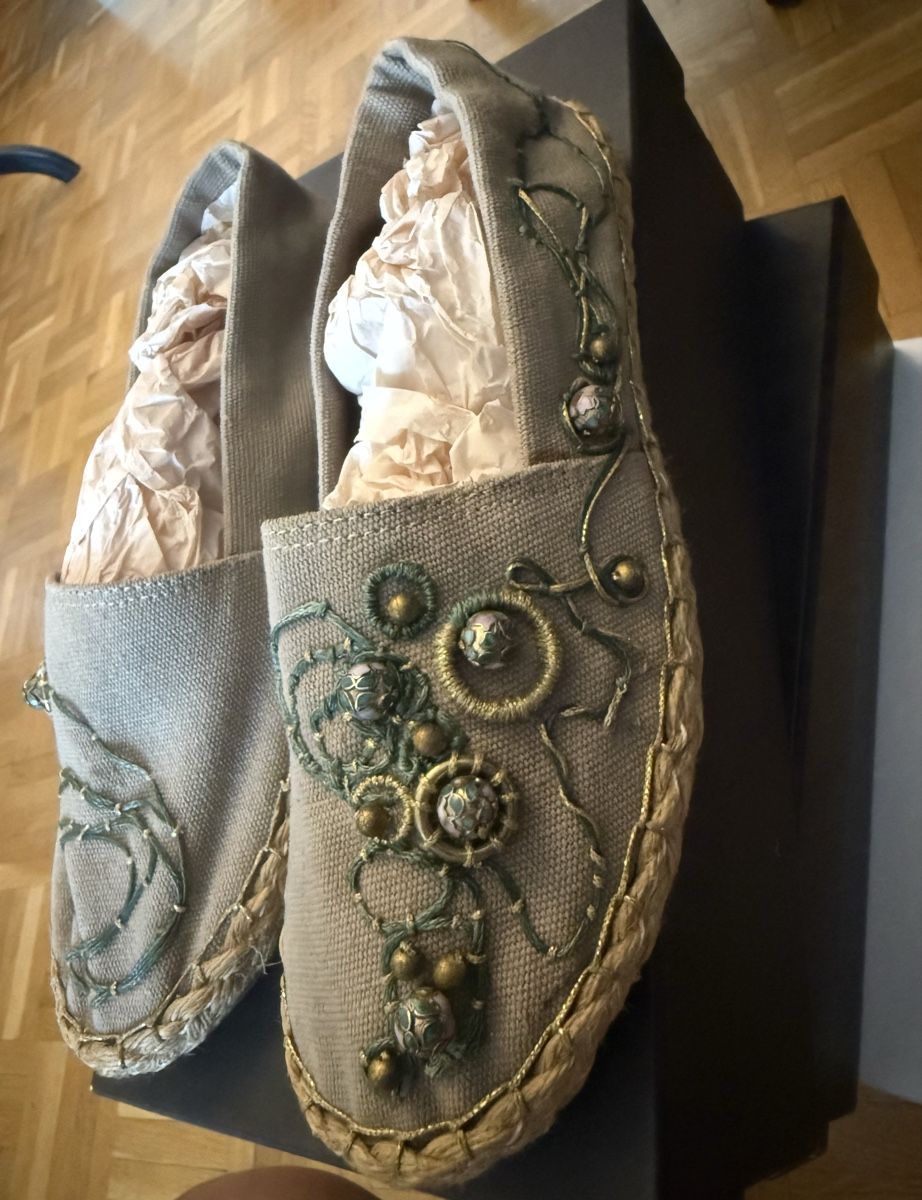 Scarpe da donna: Espadrilles artisanales brodées et perlées – Nuovo (secondo la descrizione) da Neuchâtel venduto da ass_gdc7