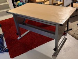Kinder und Jugendschreibtisch zu Verkaufen (Höhenverstellb.)