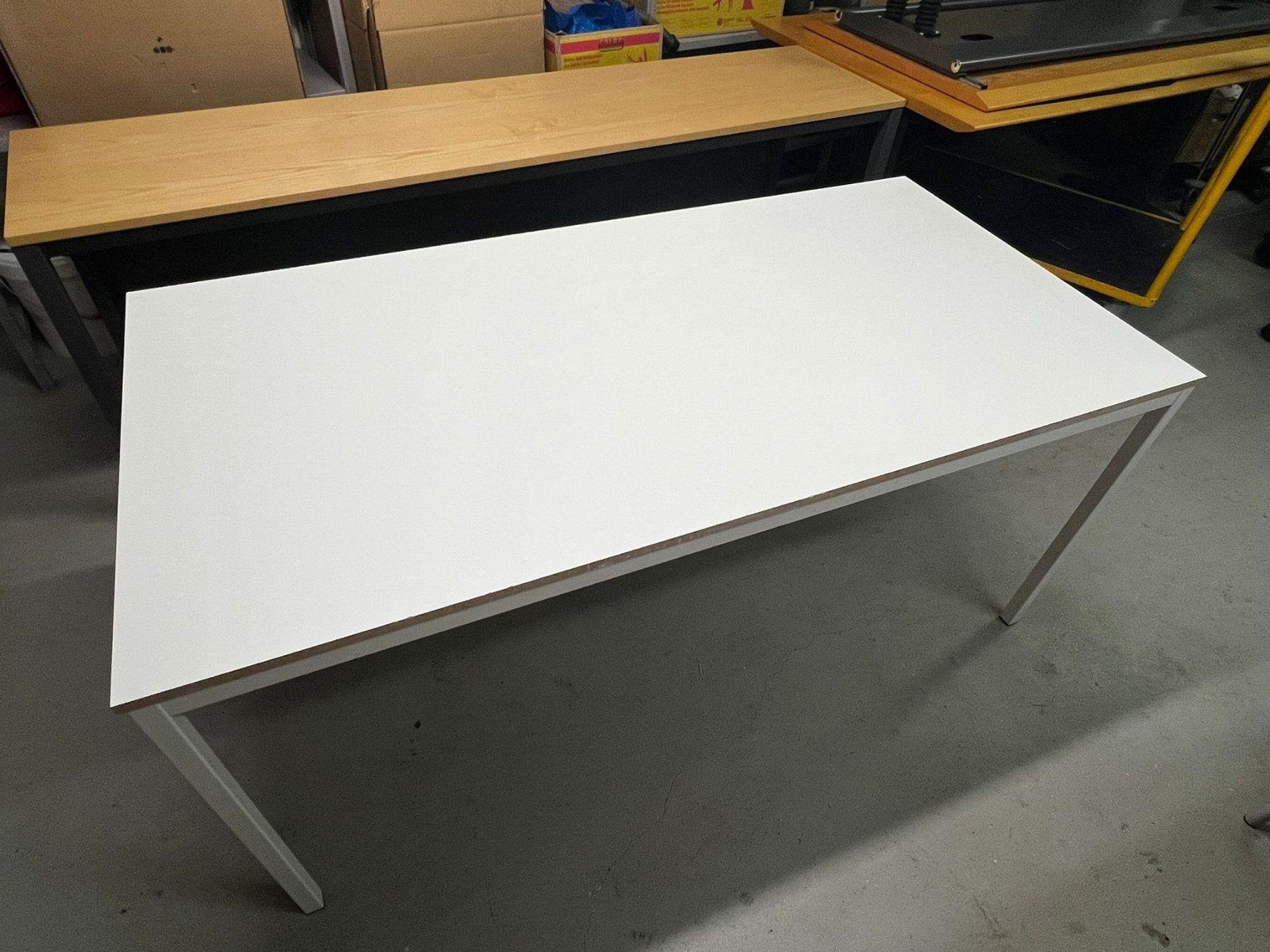 Tische: Weisser Tisch Büro – Gebraucht aus Winterthur von konradseni