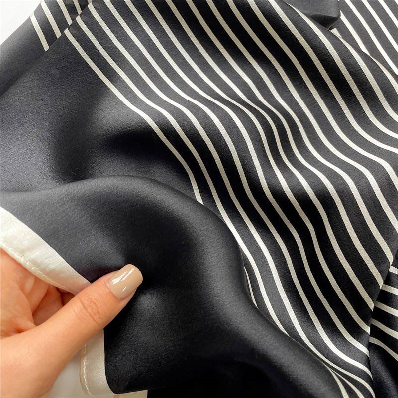 Foulard & Sciarpe: New 68cm Seidentuch, Geometric Pattern Black 100% Silk – Nuovo e nell'imballaggio originale da Baar venduto da virginiablossoms 1