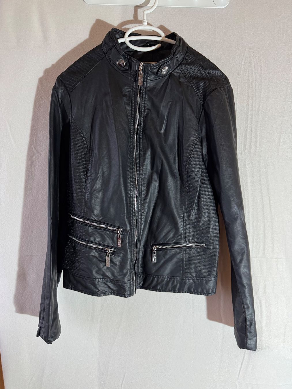 Guess Giacche: schwarze Kunstlederjacke von Guess Gr. L – Nuovo (secondo la descrizione) da Grosswangen venduto da second_hand_dress