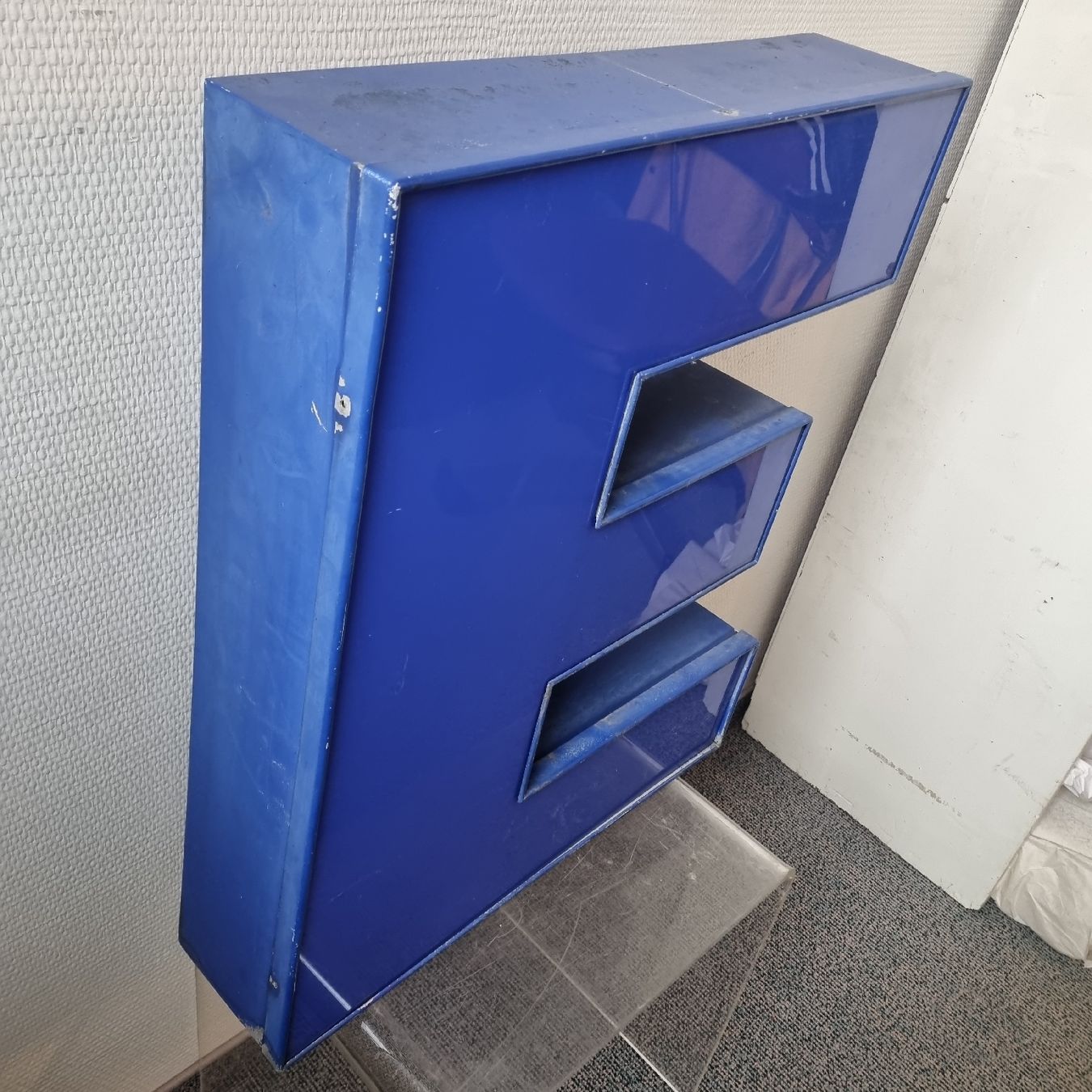 Lampade: Blauer Leuchtbuchstabe "E" Vintage Deko e E – Usato da Trogen venduto da 2ndlifebrocantegmbh 3