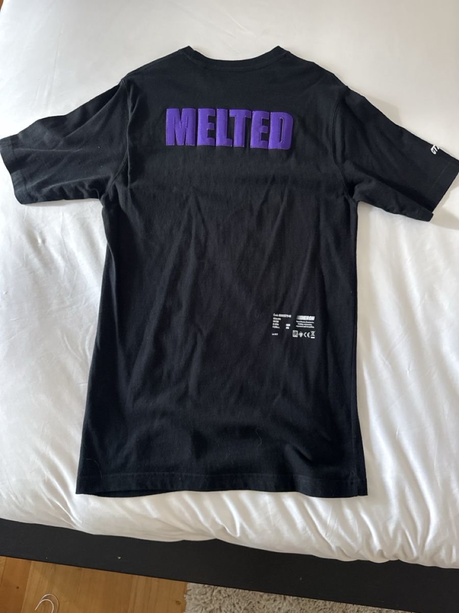 T-shirt: HERON PRESTON BLACK T-SHIRT – Usato da Fällanden venduto da PetiteCabinet 1