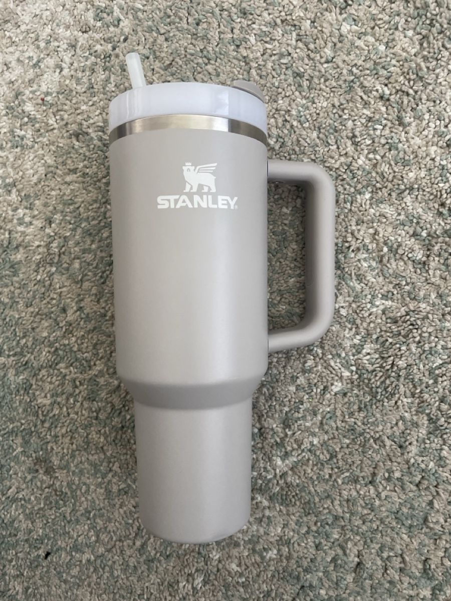 Stanley Tazze: Stanley mug large 1.16L grey with straw  – Nuovo (secondo la descrizione) da Rüschlikon venduto da Sukhi_H