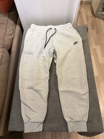 Pantalon Nike Tech Fleece gris taille L bon état