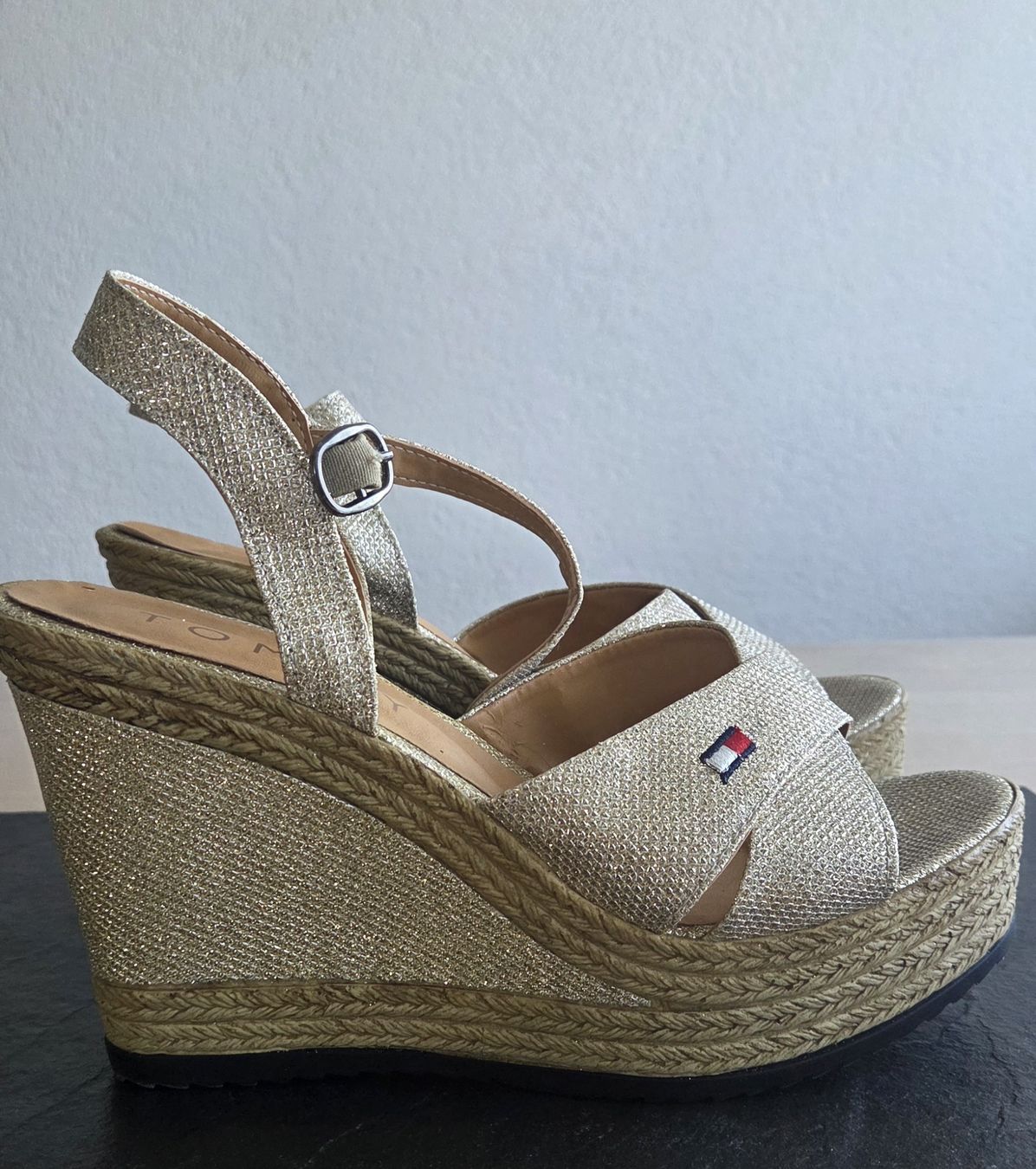 Tommy Hilfiger Damenschuhe: TOMMY HILFIGER  Keilsandalette – Neu (gemäss Beschreibung) aus Belp von mar_wyp6