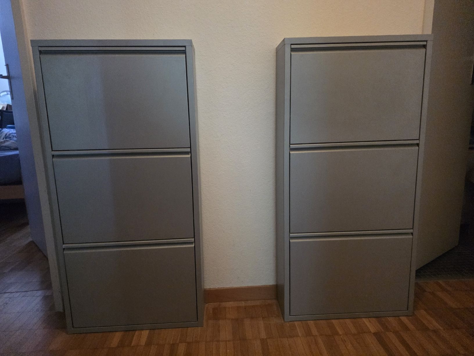 Schränke: Schuhschrank 2er Set Metall grau mit3 Klappen  – Gebraucht aus Bellikon von zuzu66