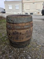 Massives altes Bierfass aus Holz mit Metallringen