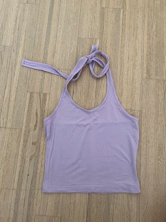 Lilafarbendes Neckholder-Top