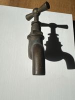 Antike Zapfstelle/Wasserhahn auf Holzplatte - Vintage Deko