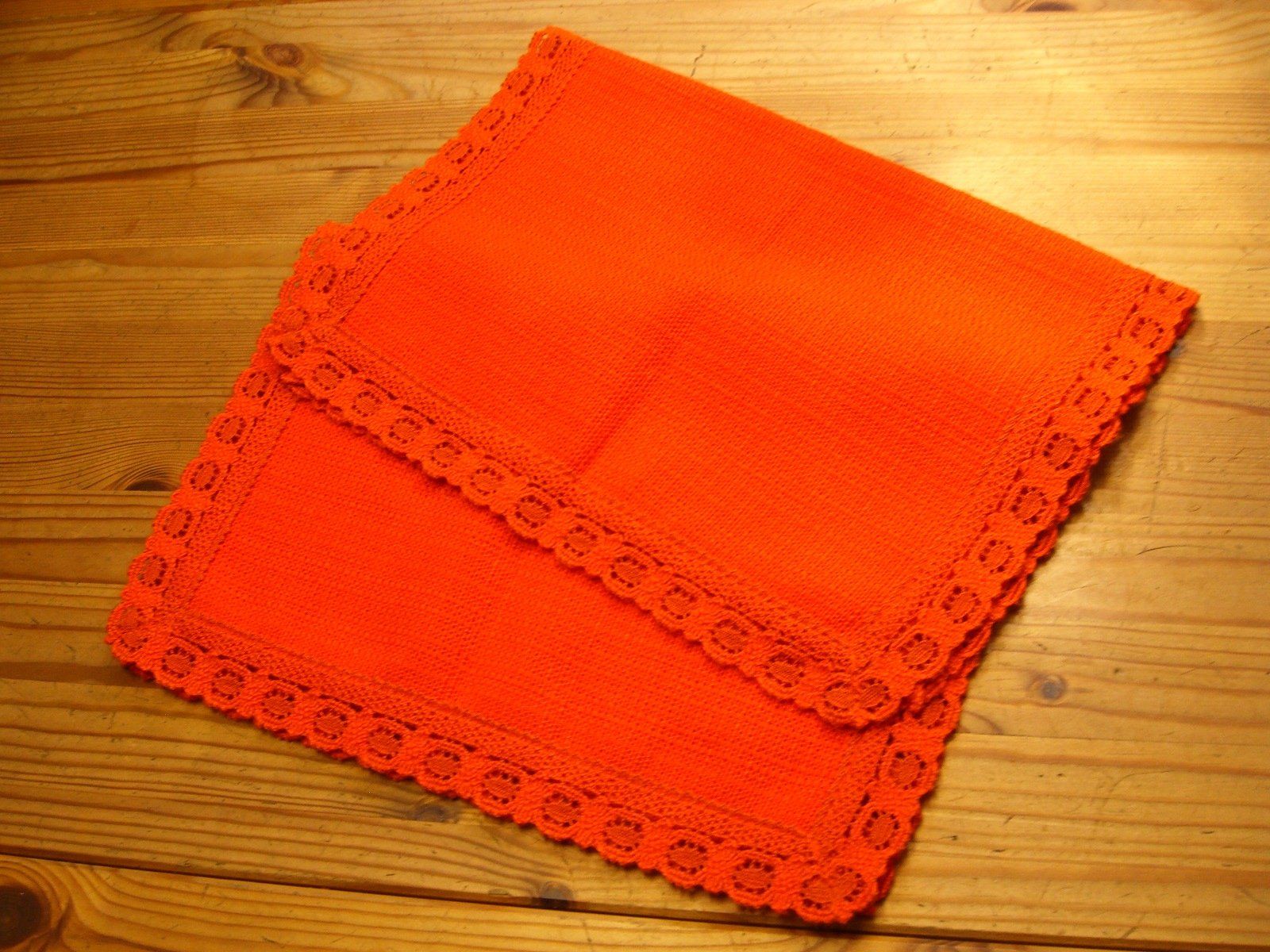 Tutte le decorazioni: 2er Set hübsche Tisch Sets, rot mit Spitzen eingefasst, neu – Nuovo (secondo la descrizione) da Winterthur venduto da Ghandi5