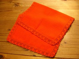 2er Set hübsche Tisch Sets, rot mit Spitzen eingefasst, neu