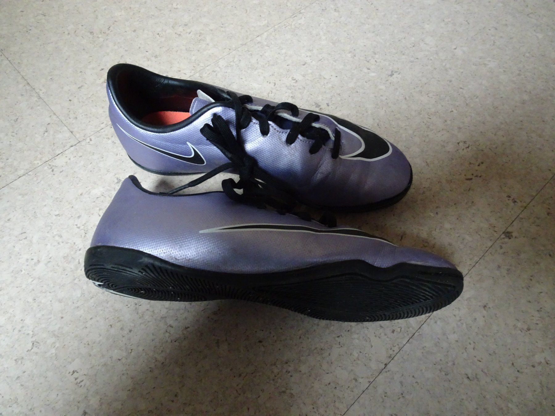 Chaussures garçon: Fussballhallenschuhe – D'occasion à Münchenbuchsee par Yothu 1