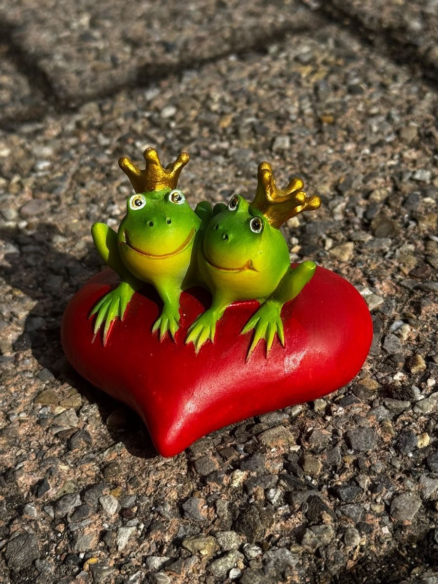 Statuette: 2 Froschkönige Herz – Usato da Egg b. Zürich venduto da Brocki_Insel_Egg 1