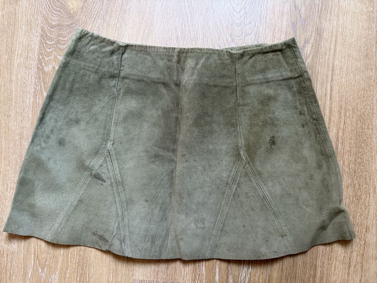 Kookai Gonne: Mini-jupe cuir velours daim vert kaki Kookai, t.40 – Usato da Tavannes venduto da Thriftshop 1