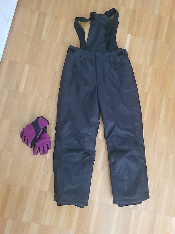 Pantaloni: Skihose mit Handschuhe Gr134 – Usato da Oberaach venduto da Svea11