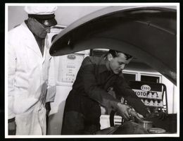 Fotografie Esso-Tankstelle, Tankwart lei