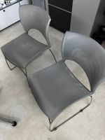 2 Kunststoff Stühle