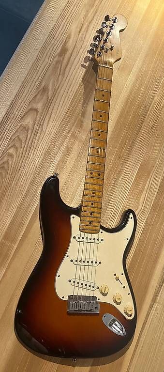 Strumenti musicali: Guitare électrique Fender Stratocaster 1997 – Usato da lausanne venduto da nymee123